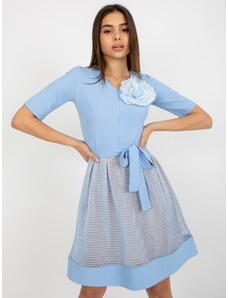 Fashionhunters Světle modré rozevláté koktejlové šaty s páskem