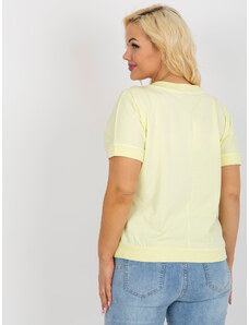 Fashionhunters Světle žlutá dámská halenka plus size s potiskem