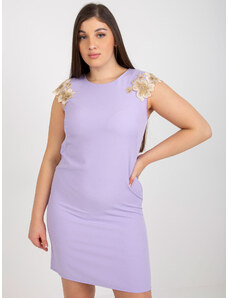 Fashionhunters Světle fialové elegantní šaty plus size s krajkou