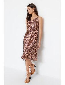 Trendyol hnědý rovný střih satén midi vazba leopardí vzor popruhy s volným límečkem šaty