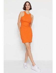 Trendyol Orange Výstřih s výstřihem kolem krku vypasovaný žebrovaný flexibilní mini pletený šat