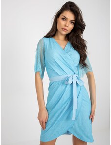 Fashionhunters Světle modré krajkové koktejlové šaty s páskem