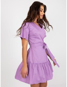 Fashionhunters Světle fialové rozevláté šaty s volánem