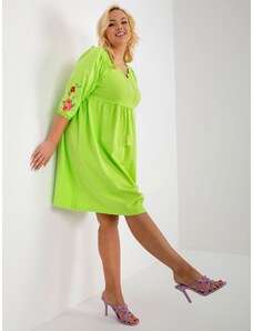 Fashionhunters Limetkově zelené šaty větší velikosti s vyšívanými květy