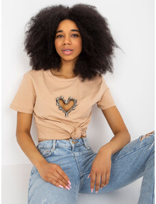 Fashionhunters Velbloudí tričko s výstřihem ve tvaru srdce
