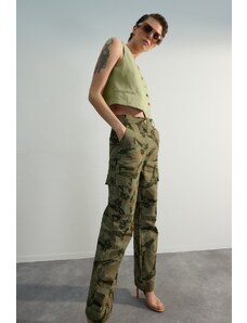 Trendyol zelené tkané kalhoty s potiskem