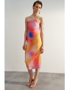 Trendyol Limitovaná edice vícebarevná tištěná vypasovaná midi flexibilní pletená šaty na jedno rameno