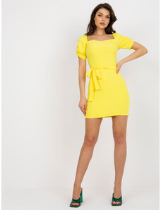 Fashionhunters Žluté mini koktejlové šaty s páskem