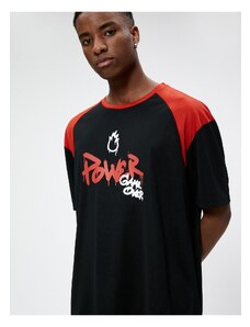 Sportovní oversize tričko Koton s potiskem sloganu s polovičními rukávy u výstřihu.