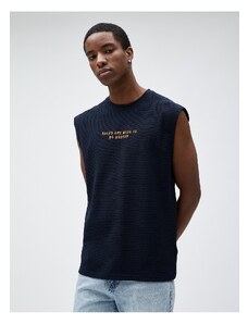 Tričko Koton bez rukávů s vyšívaným sloganem a vyšívaným texturovaným kulatým výstřihem.