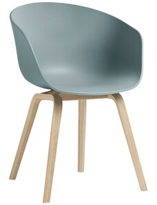 Světle modrá plastová židle HAY AAC 22 s dubovou podnoží