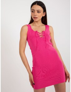 Fashionhunters Tmavě růžové vypasované pletené šaty
