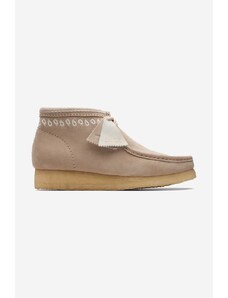 Semišové polobotky Clarks Originals Wallabee Boot béžová barva, 26171993