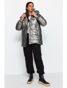 Trendyol Silver Oversized lesklý vodoodpudivý nafukovací kabát s kapucí