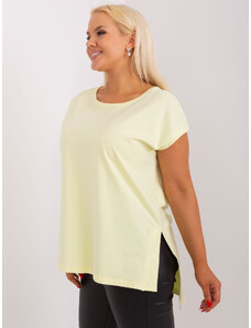 Fashionhunters Světle žlutá dámská základní bavlněná halenka plus size
