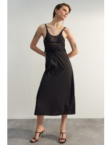 Trendyol černé limitované edice midi tkaných šatů s detailem doplňku