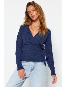 Trendyol Indigo měkký texturovaný dvouřadý pletený svetr s výstřihem