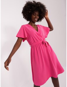 Fashionhunters Tmavě růžové rozevláté šaty s páskem