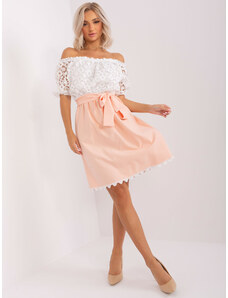 BASIC Bílo-meruňkové mini šaty s krajkou --broskev Meruňková
