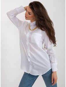 Fashionhunters Bílá oversize košile s odnímatelným řetízkem
