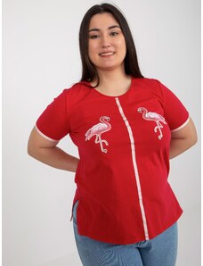 Fashionhunters Červené dámské tričko větší velikosti s nášivkami
