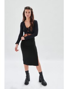 24Colours Černá elastická sukně s rozparkem