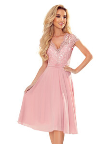 numoco LINDA - Dámské šifonové šaty ve špinavě růžové barvě s krajkovým výstřihem 381-1
