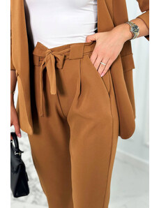 K-Fashion Elegantní sako s kalhotami zavázanými vpředu Velbloud