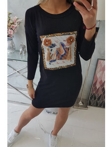 K-Fashion Šaty s 3D grafikou a ozdobnými volánky černé barvy