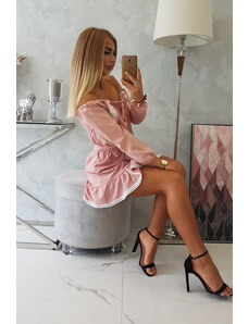 K-Fashion Šaty s odhalenými rameny a krajkou v pudrově růžové barvě