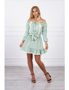 K-Fashion Šaty s odhalenými rameny a krajkou světle zelené barvy