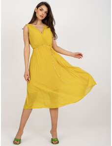 Fashionhunters Tmavě žluté rozevláté šaty s řasením