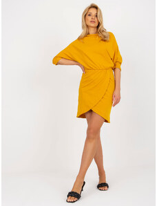 Fashionhunters Tmavě žluté ležérní šaty s 3/4 rukávy