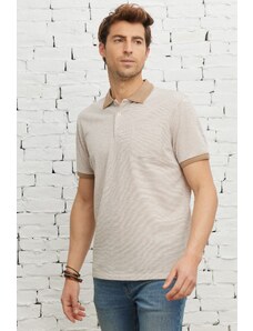 ALTINYILDIZ CLASSICS Pánské béžovo-bílé tričko Comfort Fit s volným polo límečkem a kapsou.