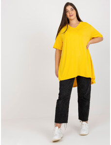 Fashionhunters Žlutá jednobarevná halenka větší velikosti s výstřihem