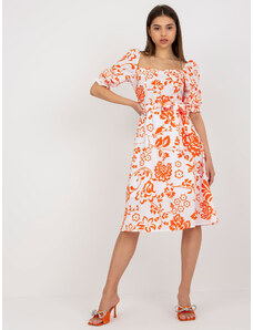 Fashionhunters Midi šaty s bílým a oranžovým vzorem