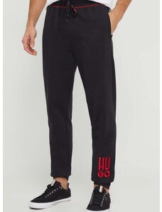 Bavlněné kalhoty HUGO černá barva, s aplikací, 50510541