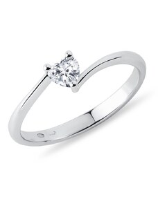 Asymetrický prsten s diamantem srdce v bílém zlatě KLENOTA R0962202