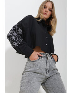 Trend Alaçatı Stili Women's Black Embroidered Sleeves Single Pocket Crop Shirt