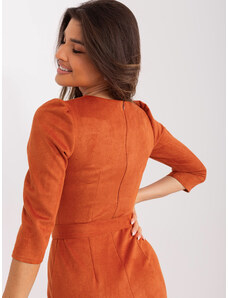 Fashionhunters Tmavě oranžové vypasované šaty s rozparkem