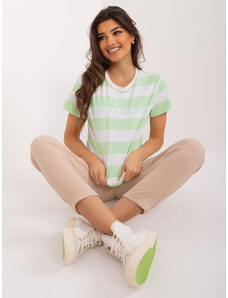 Fashionhunters Světle zelené dámské tričko s potiskem a nášivkou