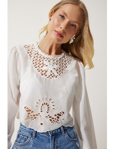 Happiness İstanbul Women's White Scalloped Crop Knitted Blouse