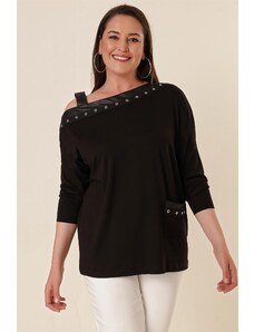 By Saygı Lycra blouse with eyelets and eyelets in one strap is also black with one pocket.