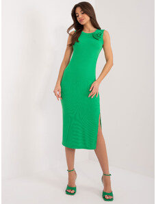 Fashionhunters Zelené vypasované šaty s rozparkem