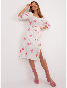 Fashionhunters Ecru-růžové květinové midi šaty s páskem