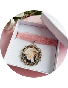 Vzpomínkový medailon s fotkou na svatební kytici - krajka