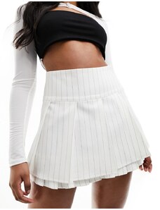 Kaiia tailored pleated mini skirt in white pinstripe