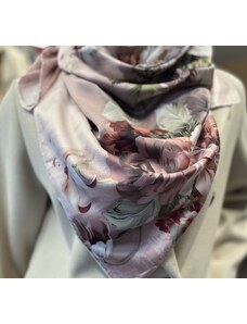 Hedvábný šátek s květinovým motivem