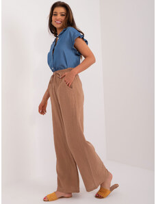 Fashionhunters Světle hnědé dámské látkové kalhoty s kapsami