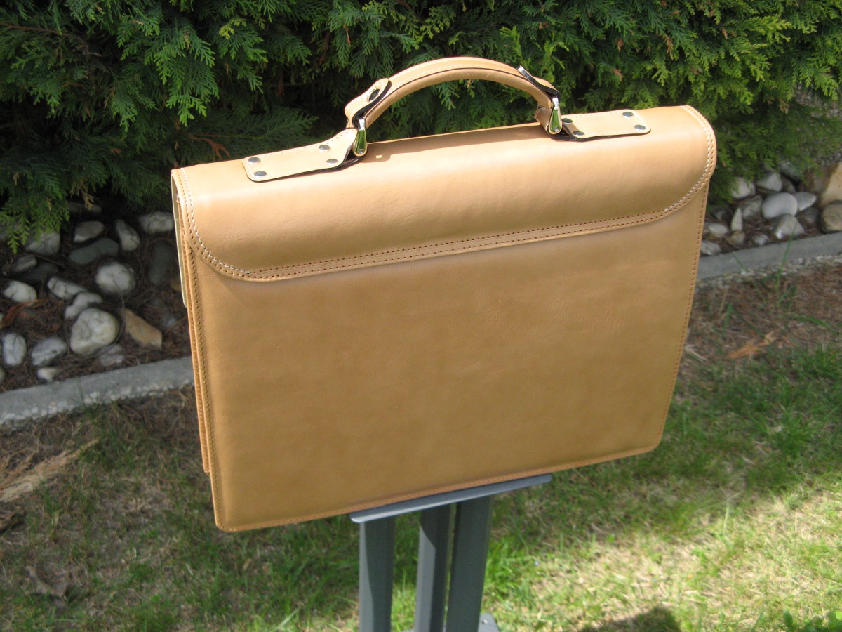 Kabelky od Hraběnky Kožená ručně šitá pánská aktovka SIDON - česká výroba; béžová